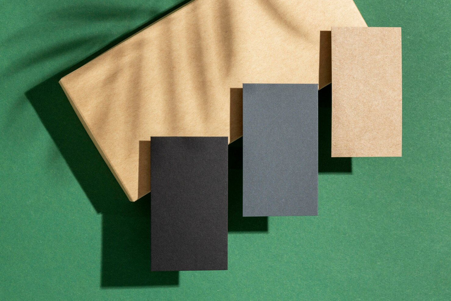 Træbaserede visitkort i surrealistisk komposition